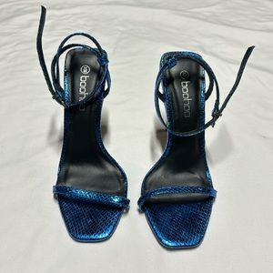 NWOB Boohoo blue open toe high heel sandal with buckle size 6
